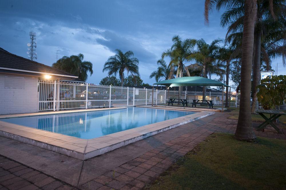 Colonial Terrace Motor Inn Raymond Terrace Exterior foto