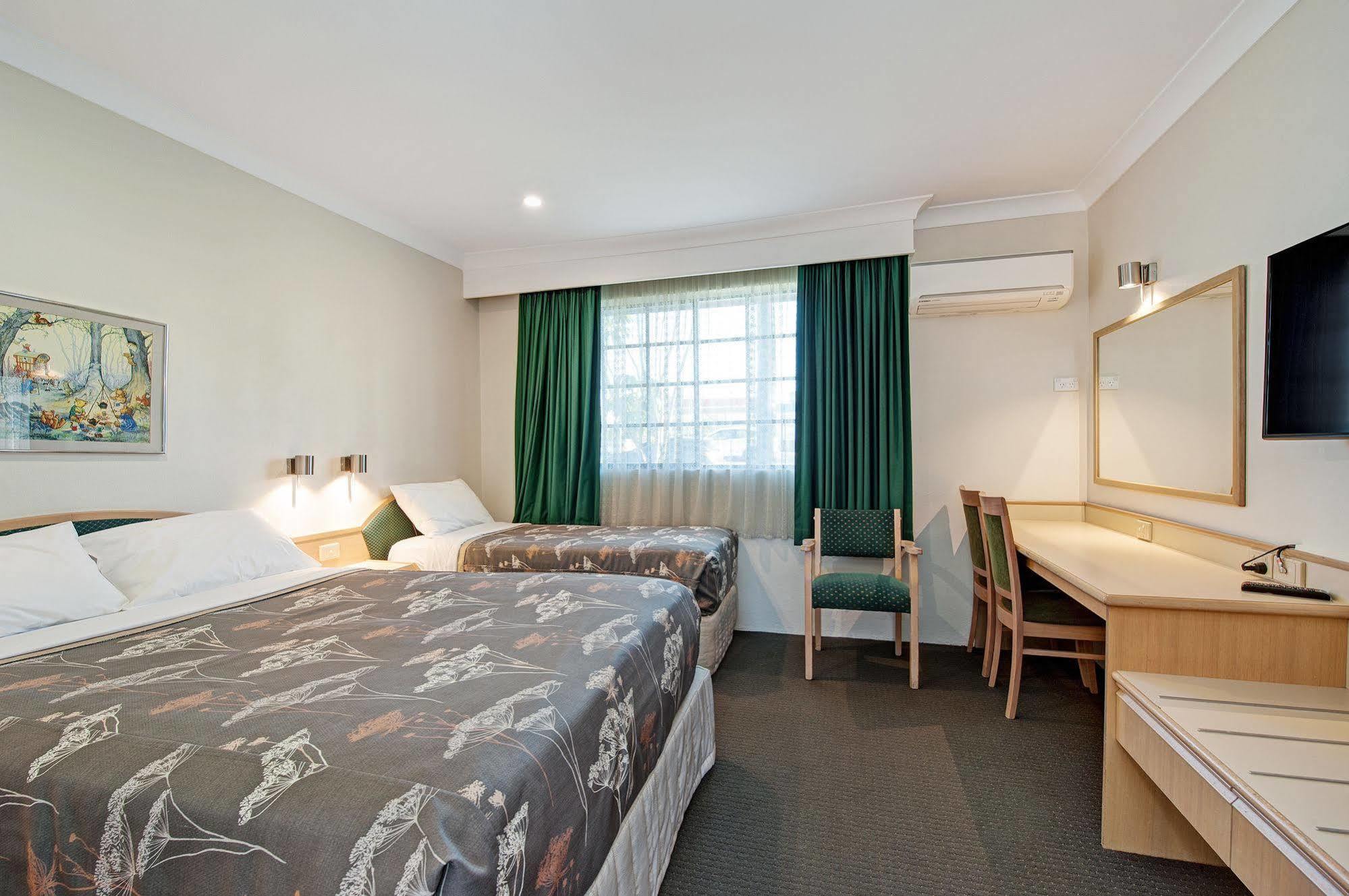 Colonial Terrace Motor Inn Raymond Terrace Exterior foto